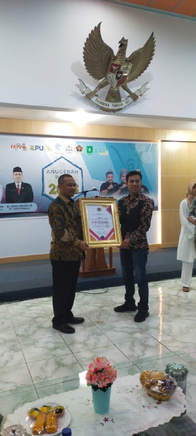 Ketua PWI Bengkalis menyerahkan penghargaan kepada Wakil Bupati Bengkalis H Bagus Santoso dalam acara Anugerah Pers 2023 di Gedung Daerah Laksamana Raja Dilaut, Bengkalis, Kamis (16/3/2023) malam.